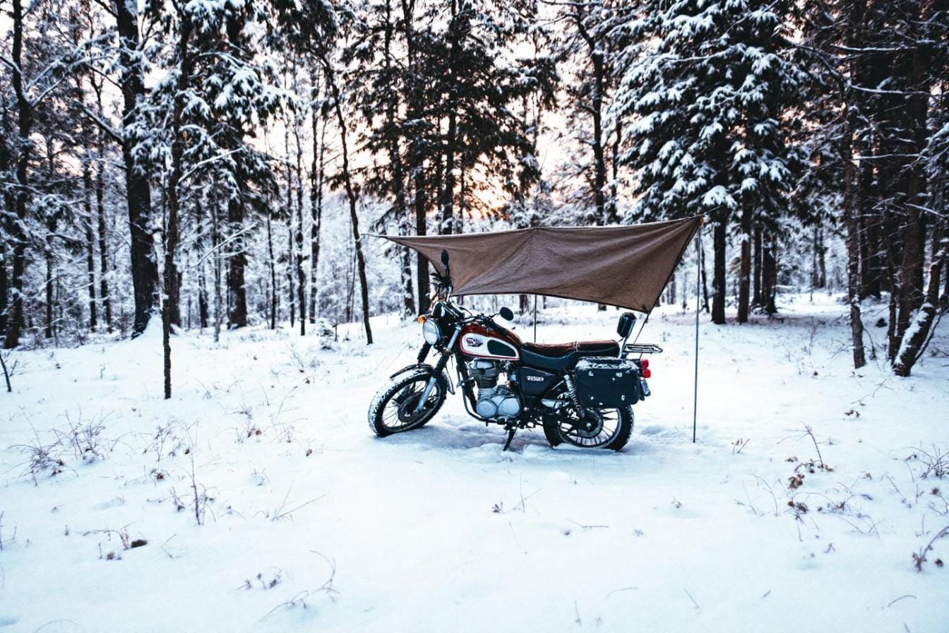 Moto remisée dans un garage couvert pour l'hivernage hivernal