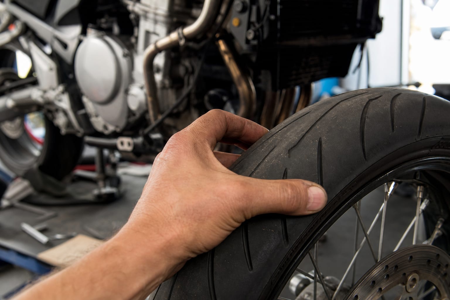 Gros plan sur le flanc d'un pneu de moto montrant le code DOT gravé dans le caoutchouc