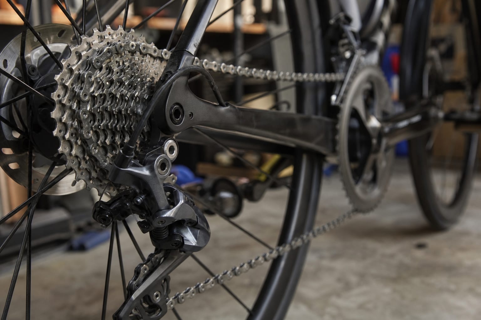 Gros plan sur la transmission d'un vélo de route, chaîne posée sur la cassette arrière et dérailleur vus de côté